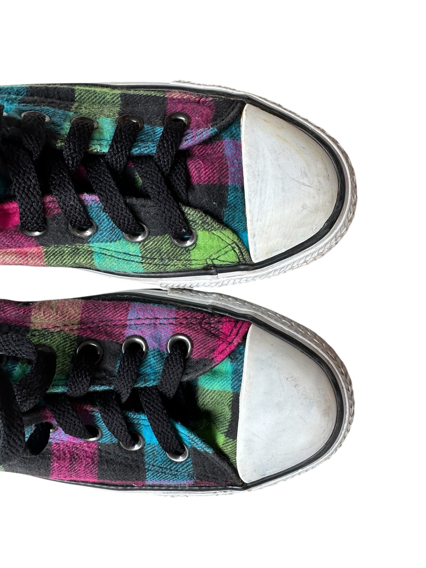 Dettaglio della conchiglia frontale di un paio di converse all star basse a fantasia di quadretti colorati