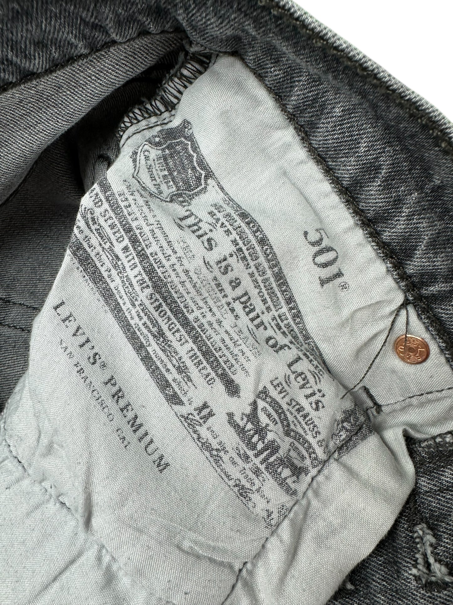 Vaqueros Levi's 501 para mujer en gris