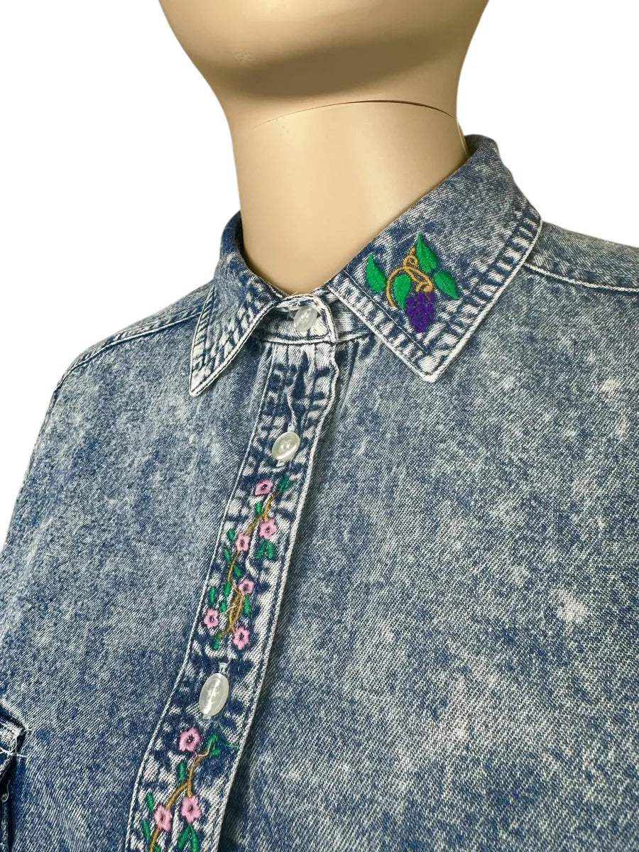 Camicia jeans vintage da donna con ricamo