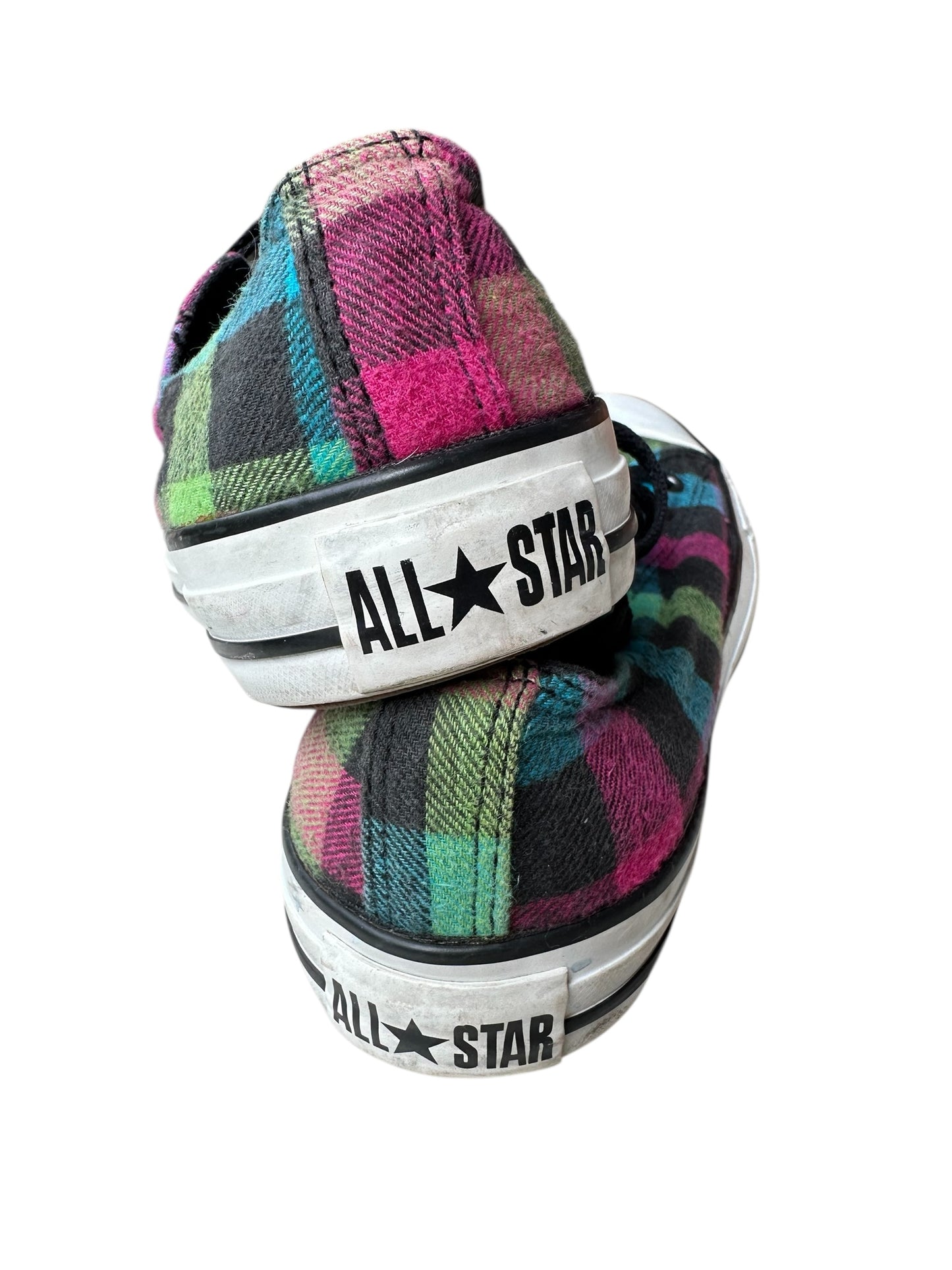Visuale posteriore di un paio di converse all star basse a fantasia di quadretti colorati