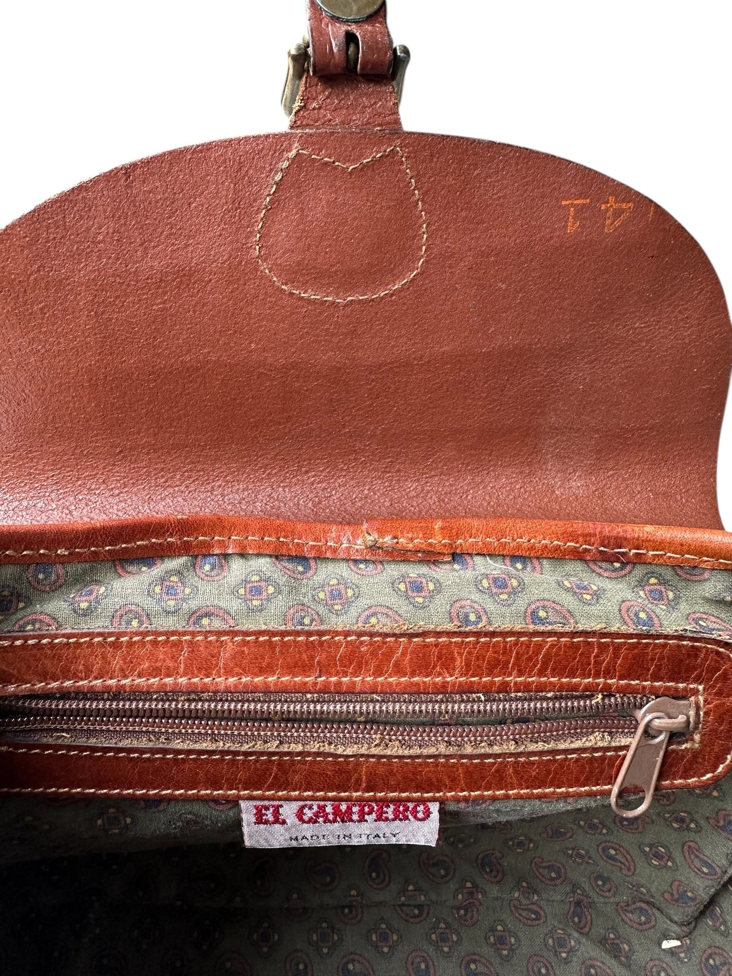 Dettaglio zoom dell'interno di una borsa vintage in pelle focus sulla zip