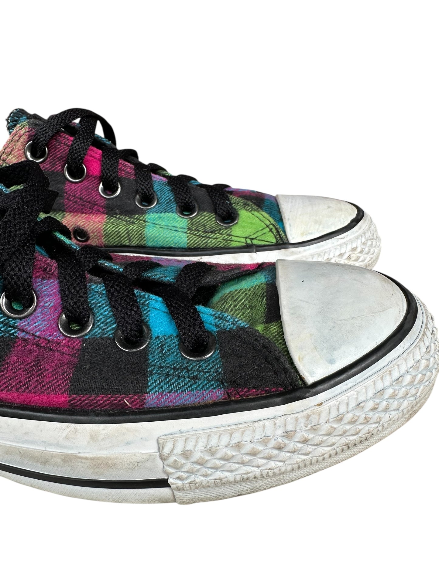 Visuale laterale di un paio di converse all star basse a fantasia di quadretti colorati