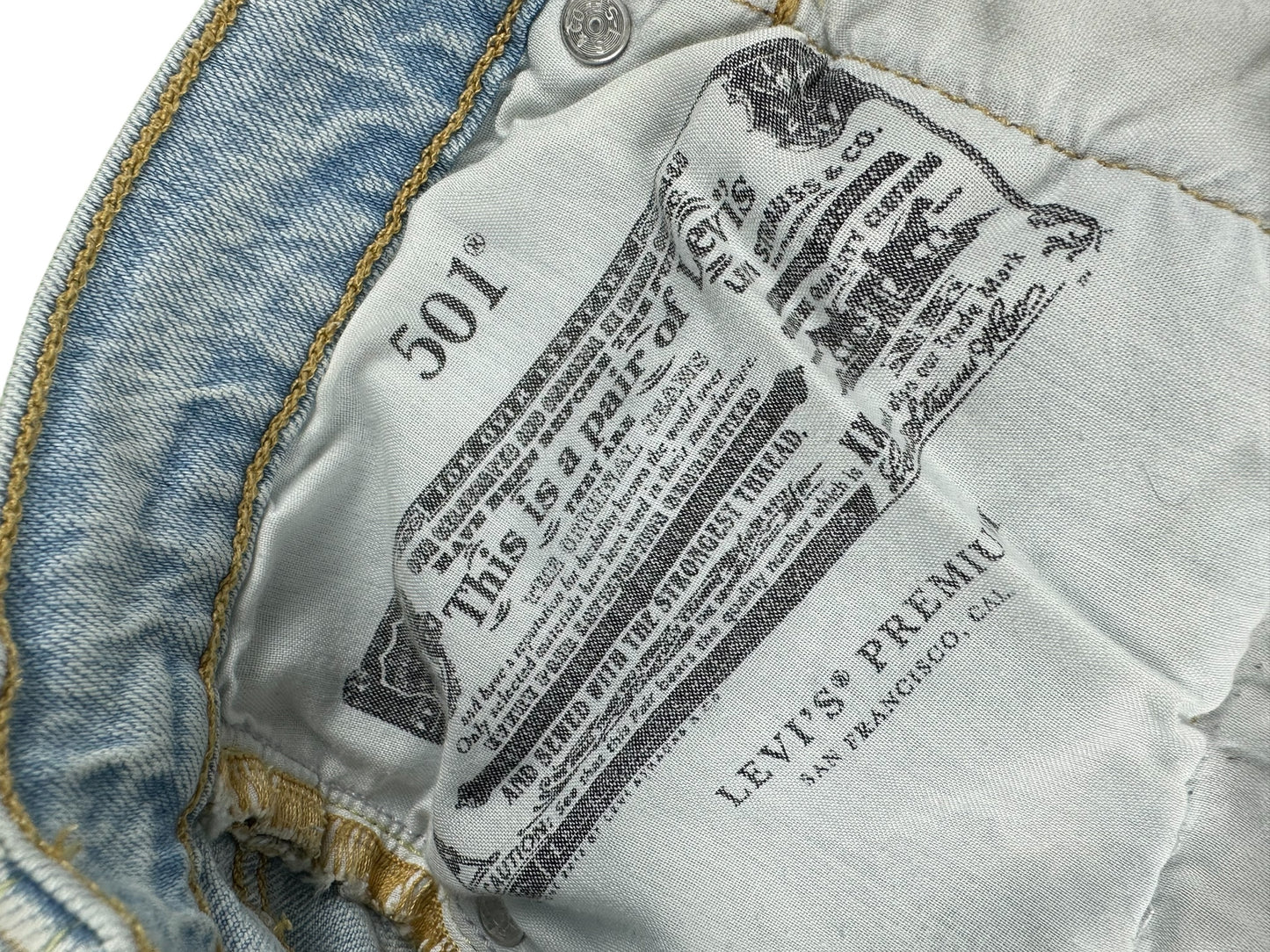 Vaqueros Levi's 501 con dobladillo deshilachado para mujer