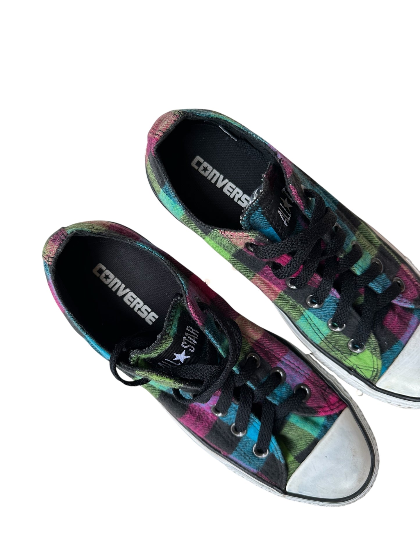 Visuale dall'altro dell'interno di un paio di converse all star basse a fantasia di quadretti colorati