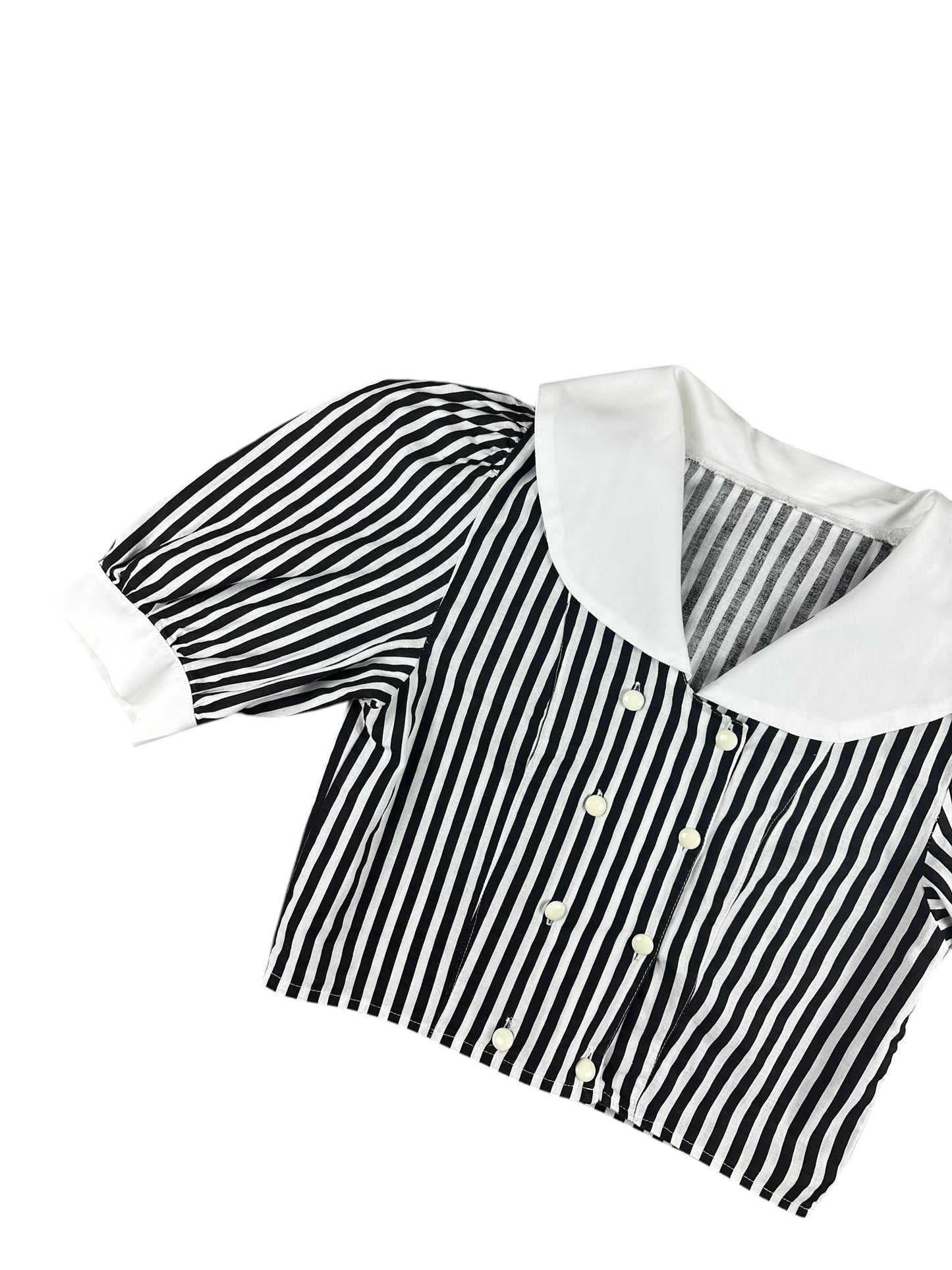 Camisa corta de mujer con mangas abullonadas