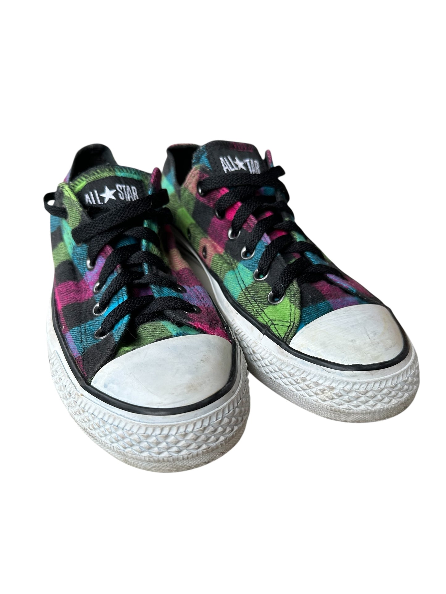 Visuale frontale di un paio di converse all star low