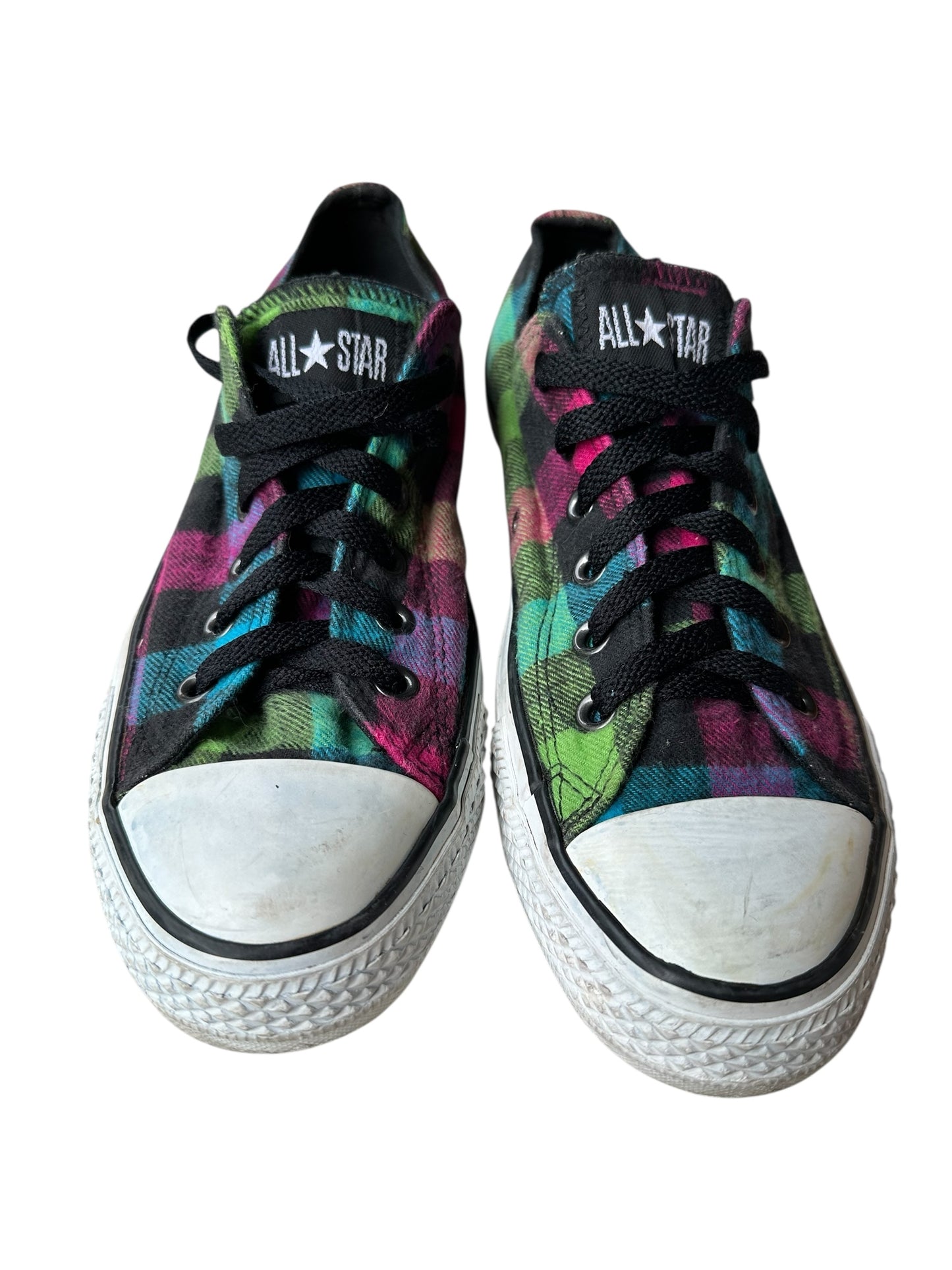 Visuale frontale di un paio di converse all star basse a fantasia di quadretti colorati