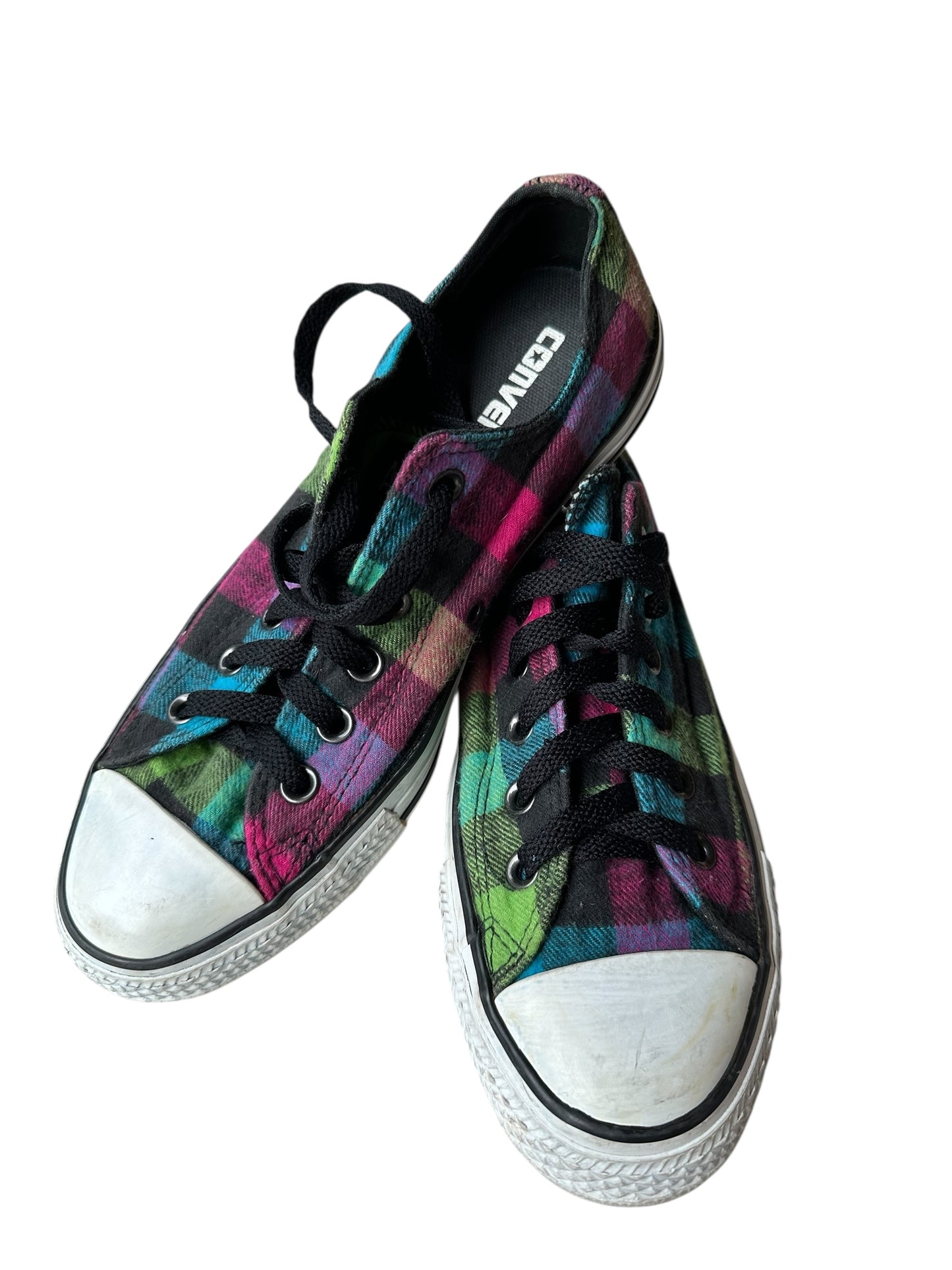 Foto di un paio di converse all star basse a fantasia di quadretti colorati appoggiate una sull'altra