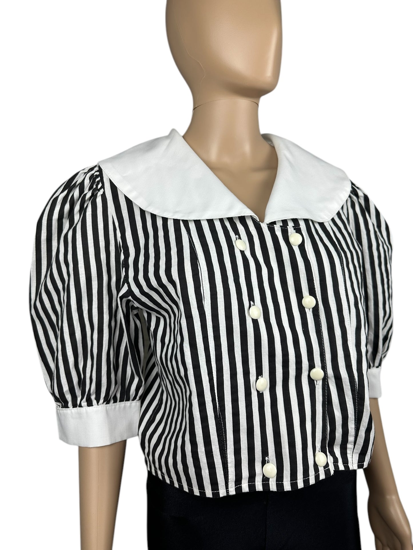 Camisa corta de mujer con mangas abullonadas