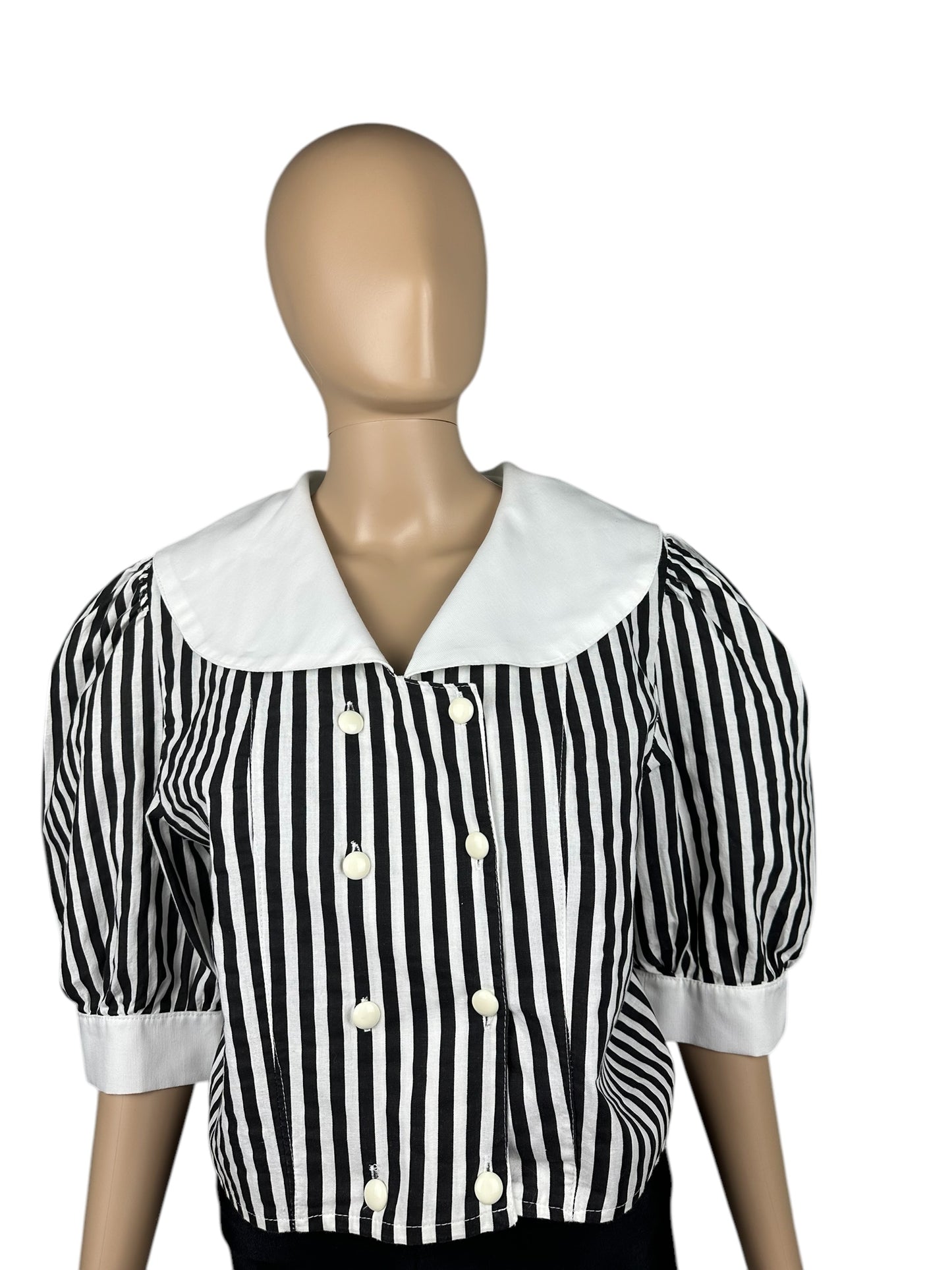 Camisa corta de mujer con mangas abullonadas
