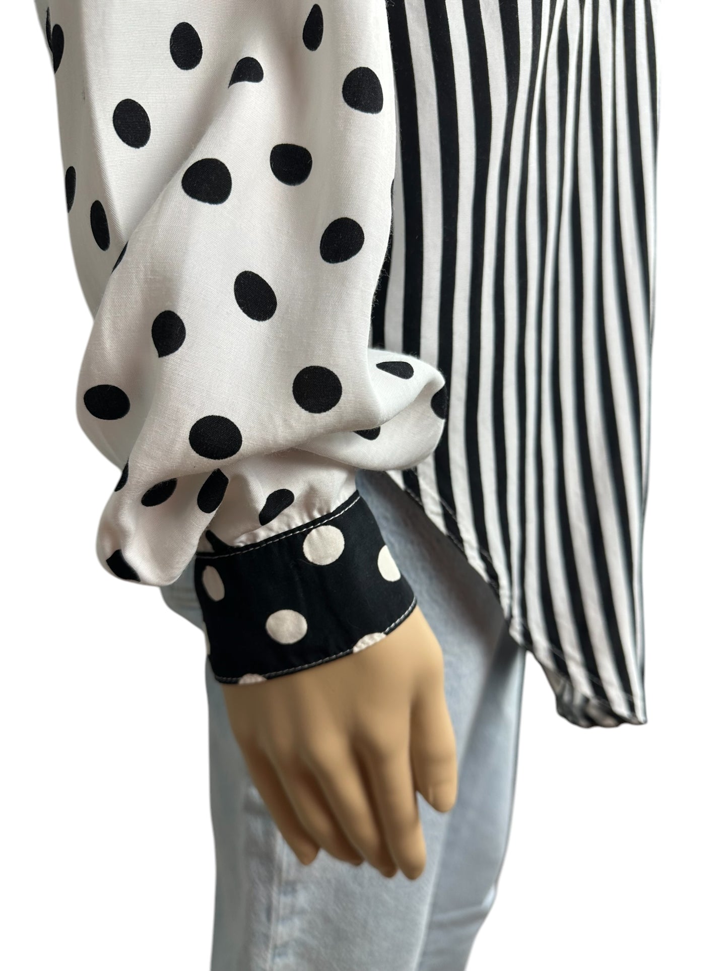 Camisa de mujer de rayas y lunares en blanco y negro