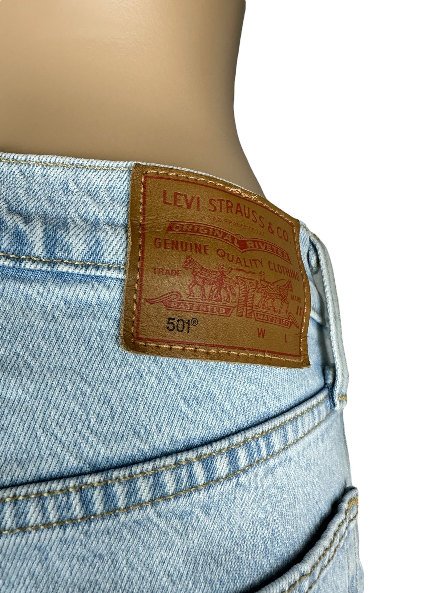 Vaqueros Levi's 501 con dobladillo deshilachado para mujer