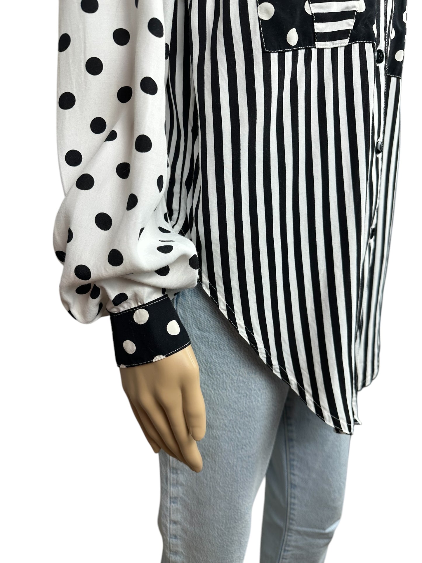 Camisa de mujer de rayas y lunares en blanco y negro