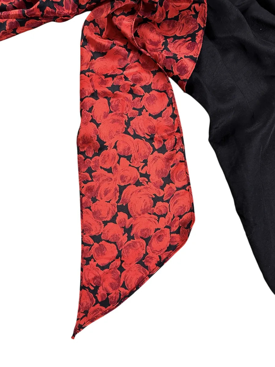 Vestito con fantasia di rose