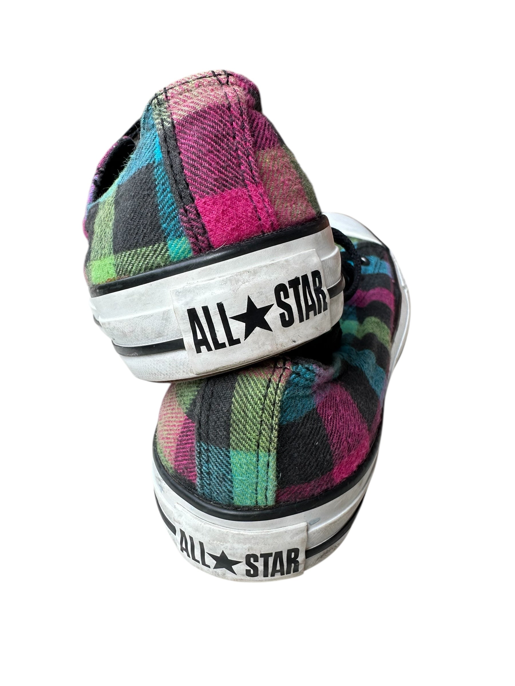 Visuale posteriore di un paio di converse all star basse a fantasia di quadretti colorati