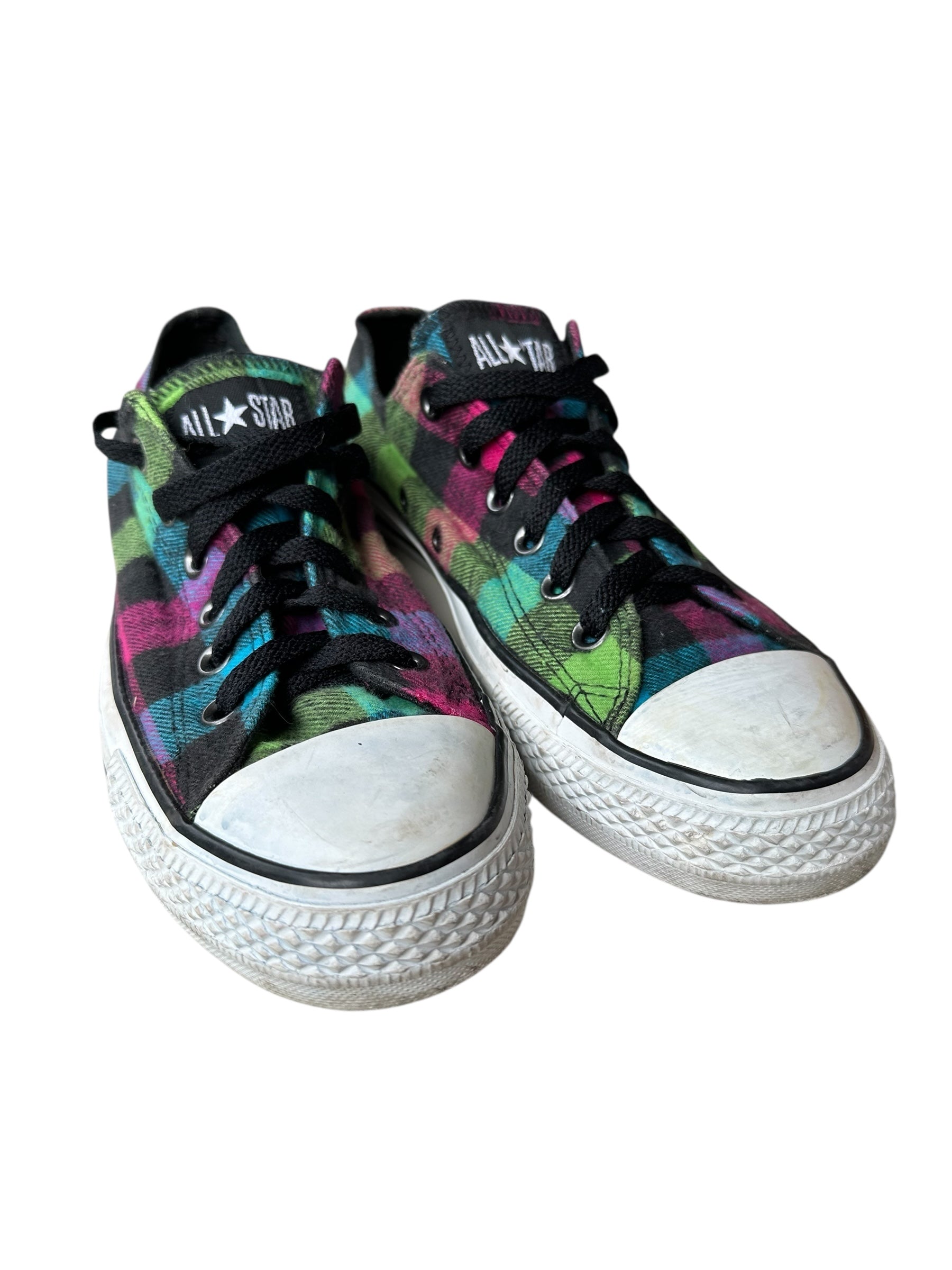 Visuale frontale di un paio di converse all star low