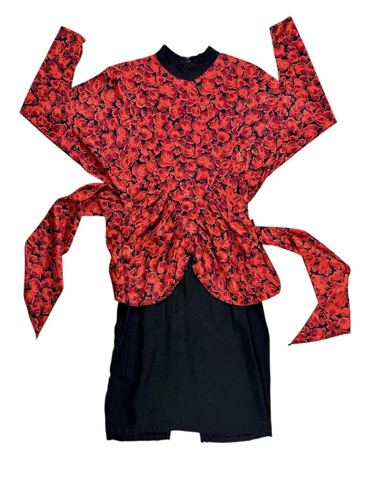 Vestito con fantasia di rose