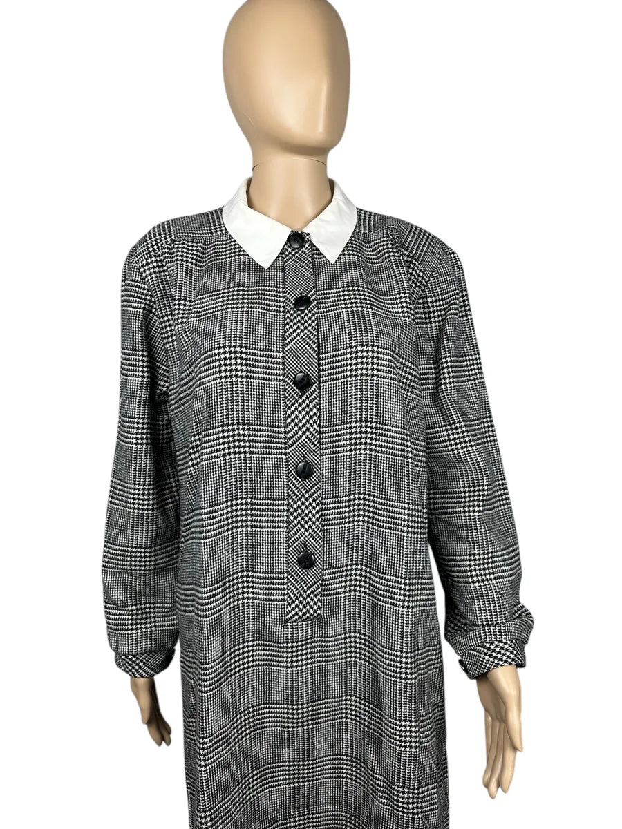 Abito vintage da donna grigio con colletto bianco