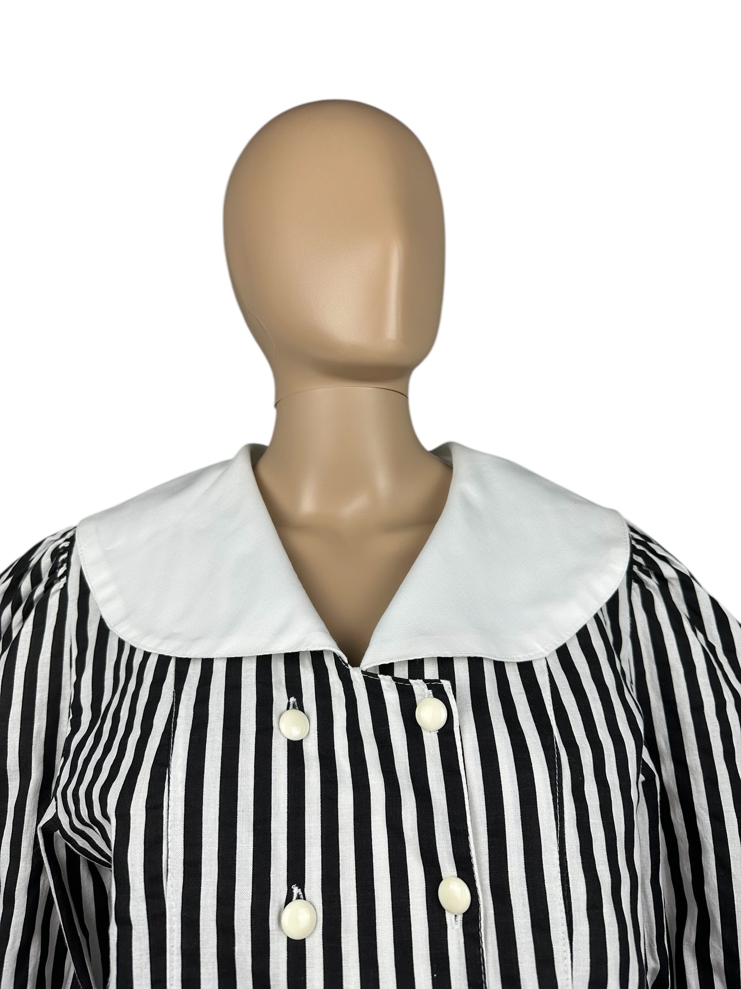 Camisa corta de mujer con mangas abullonadas
