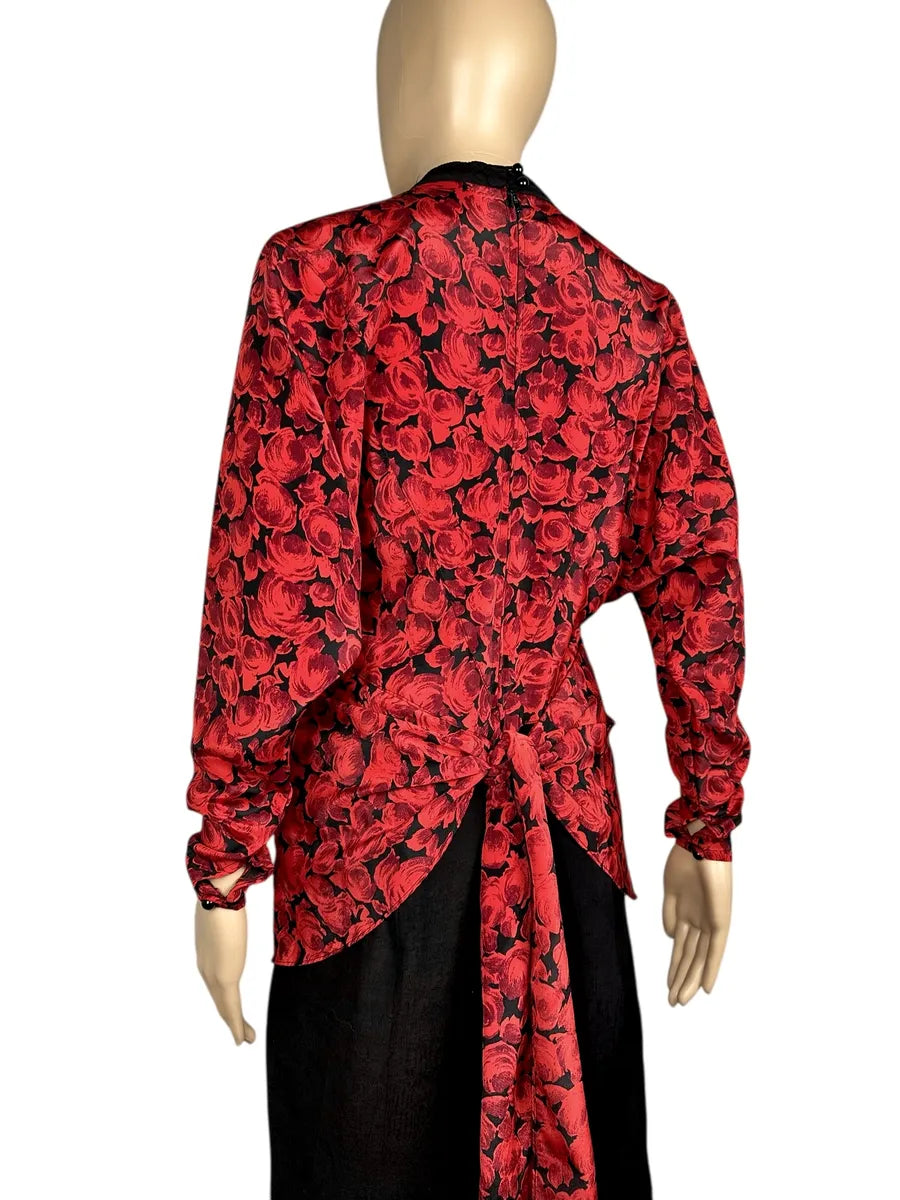 Vestito con fantasia di rose
