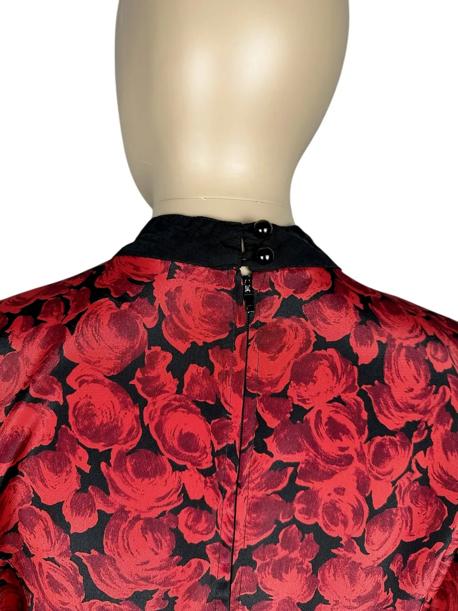 Vestito con fantasia di rose