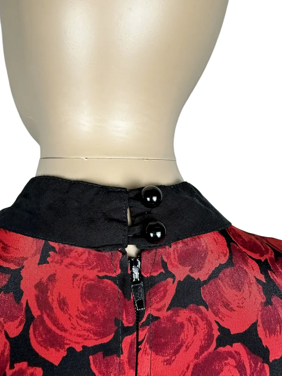Vestito con fantasia di rose