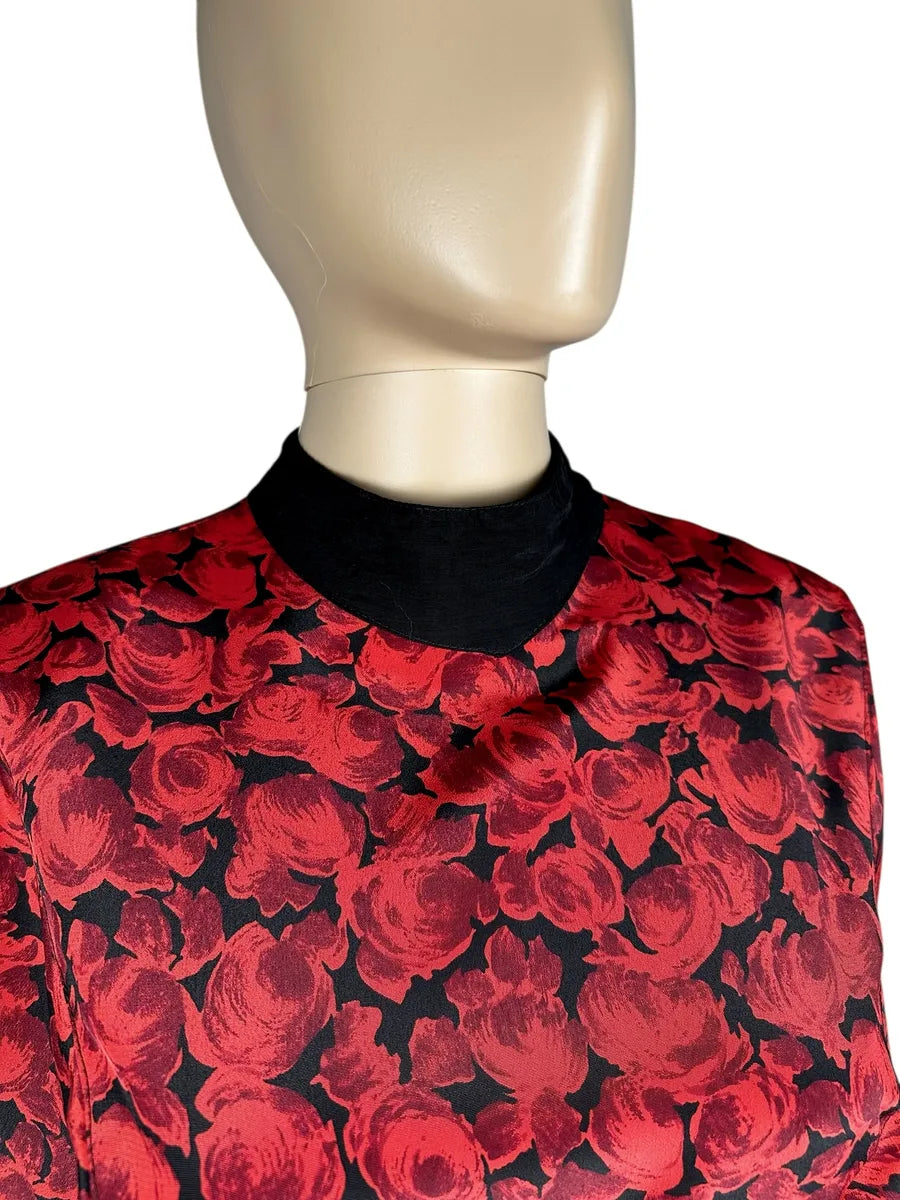 Vestito con fantasia di rose