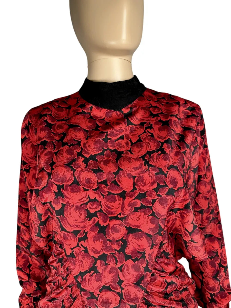 Vestito con fantasia di rose